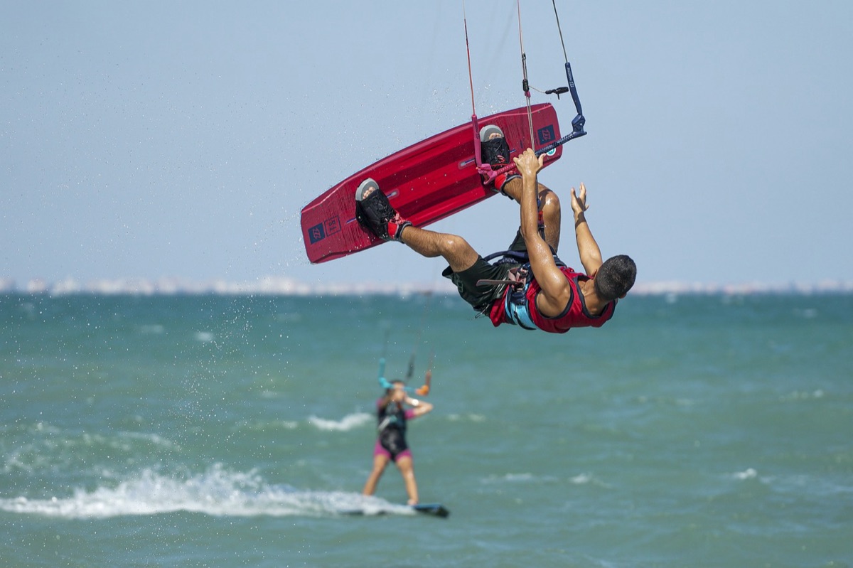 Tabla de surf en una ola del Pacífico