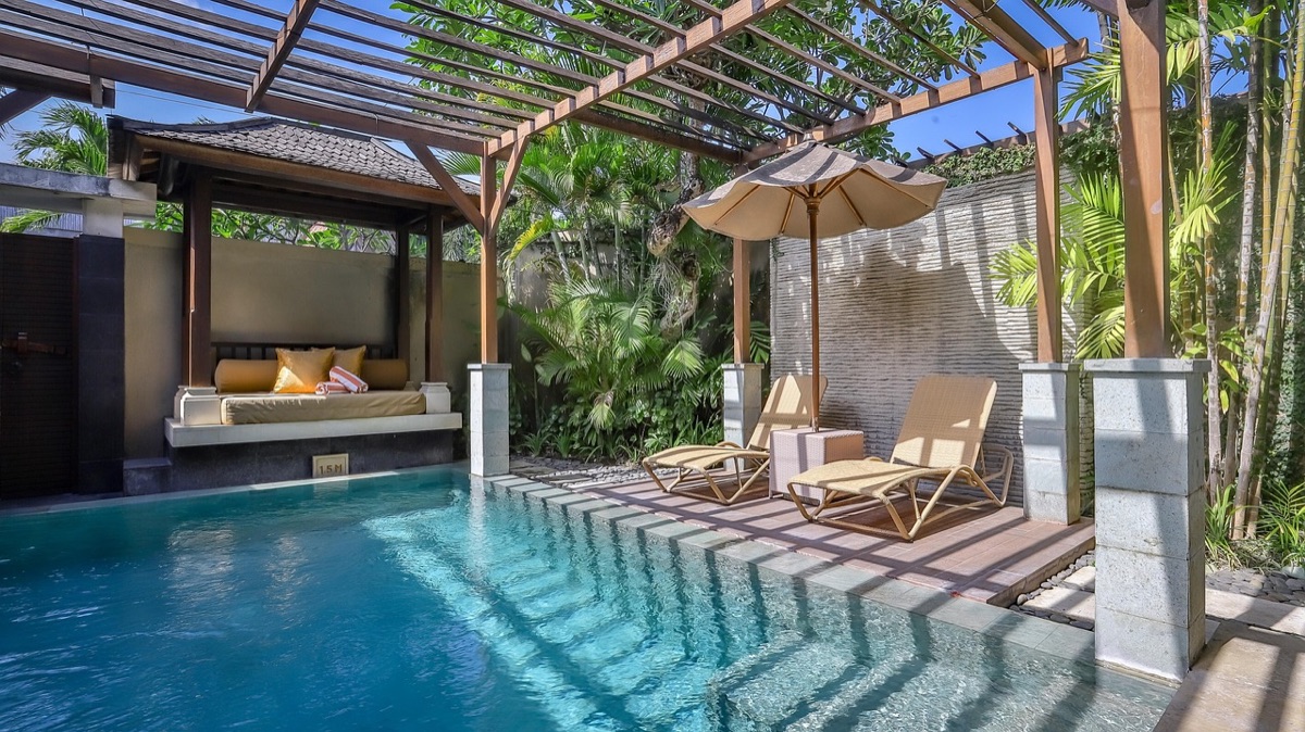Une villa de plage hawaïenne avec une piscine privée