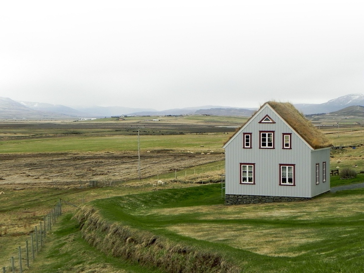 rode dakhuis op een tropisch strand