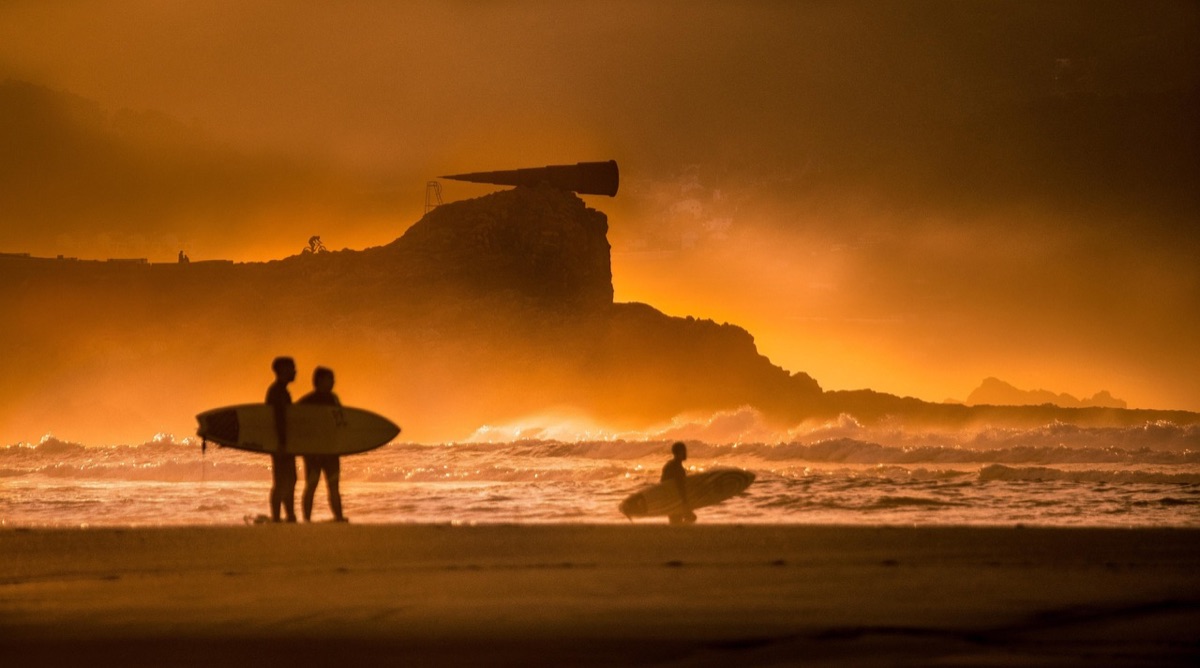 praia havaiai com surfistas