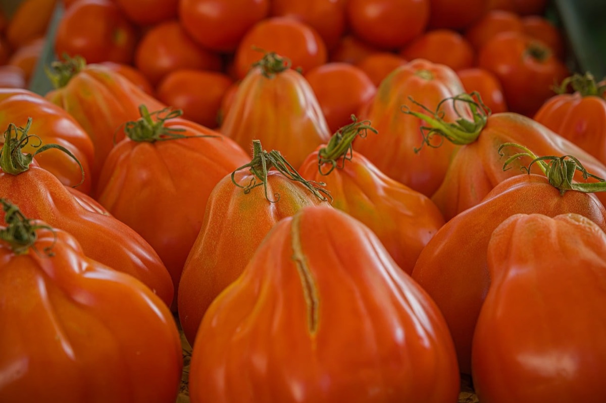 mercato hawaiano con ingredienti freschi