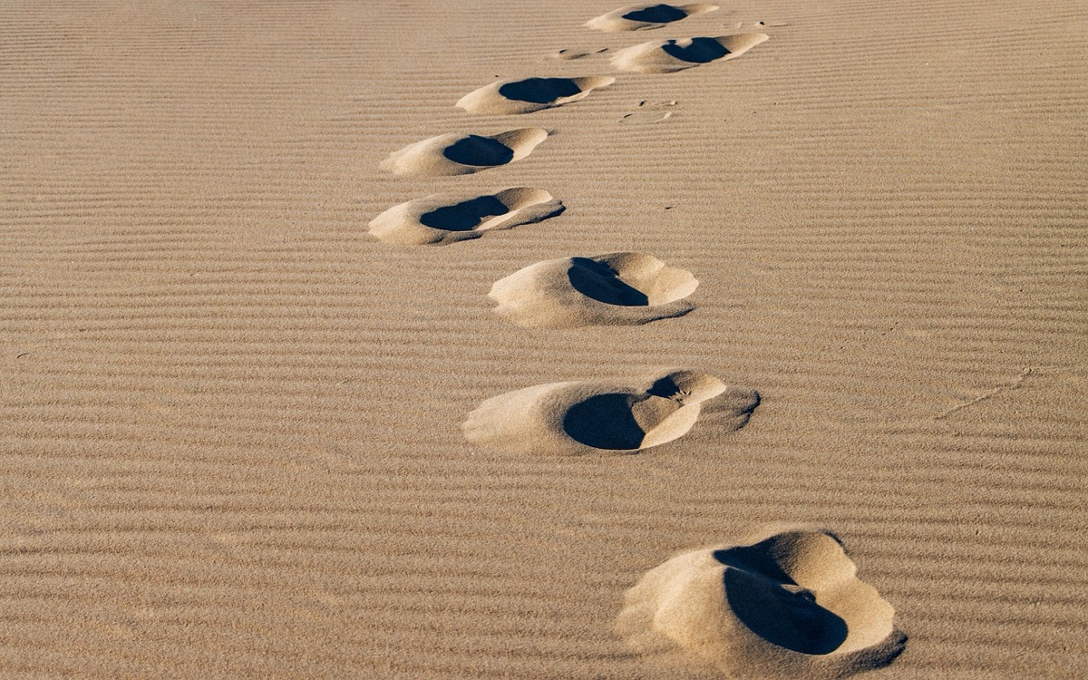 praia havaiana com areia branca