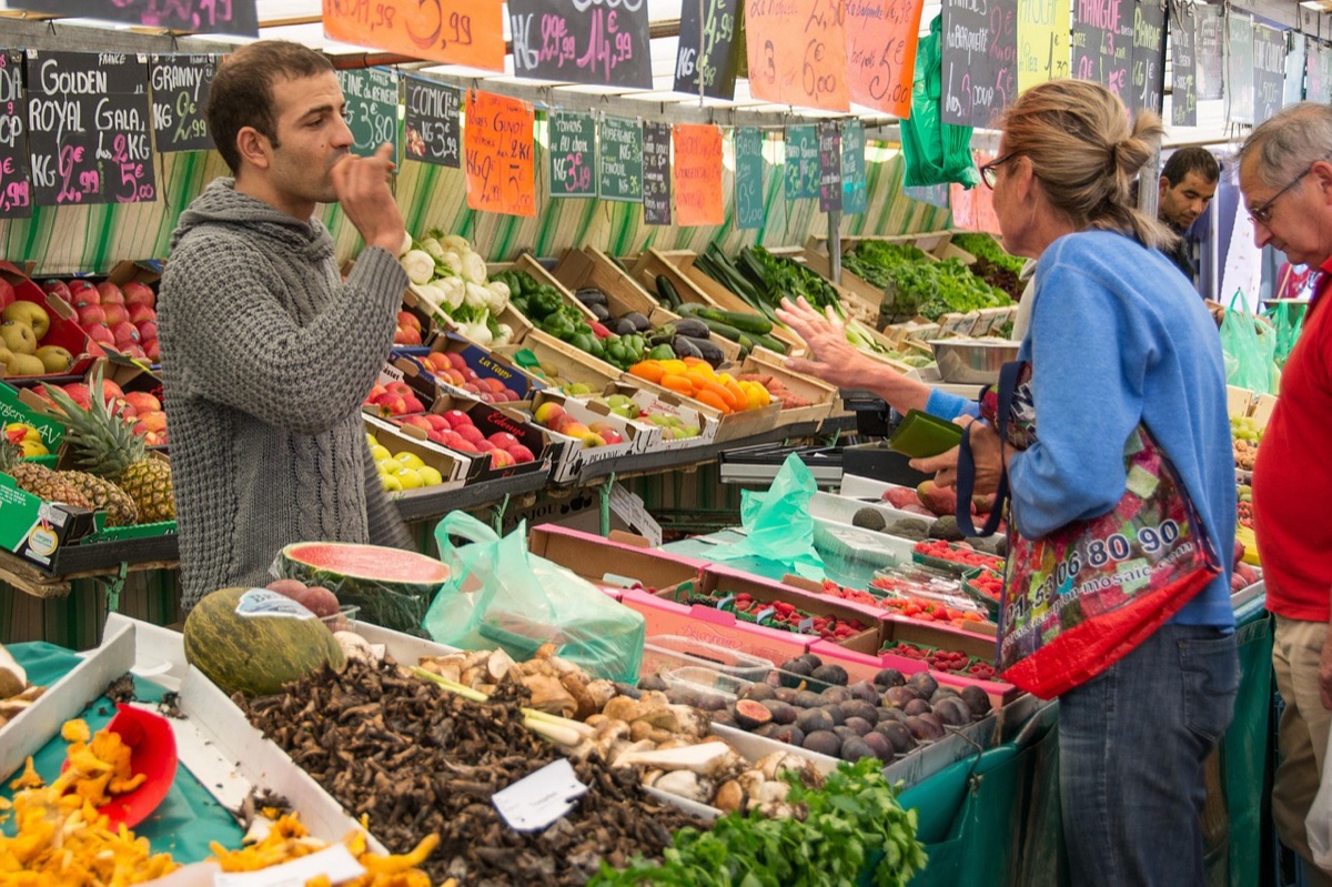 Un cuoco hawaiano che cucina in un mercato locale