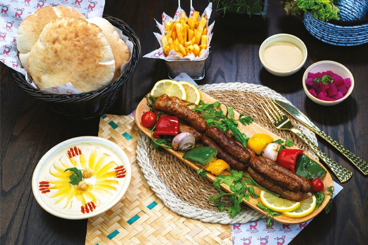 mesa de luau com pratos de comidas locais