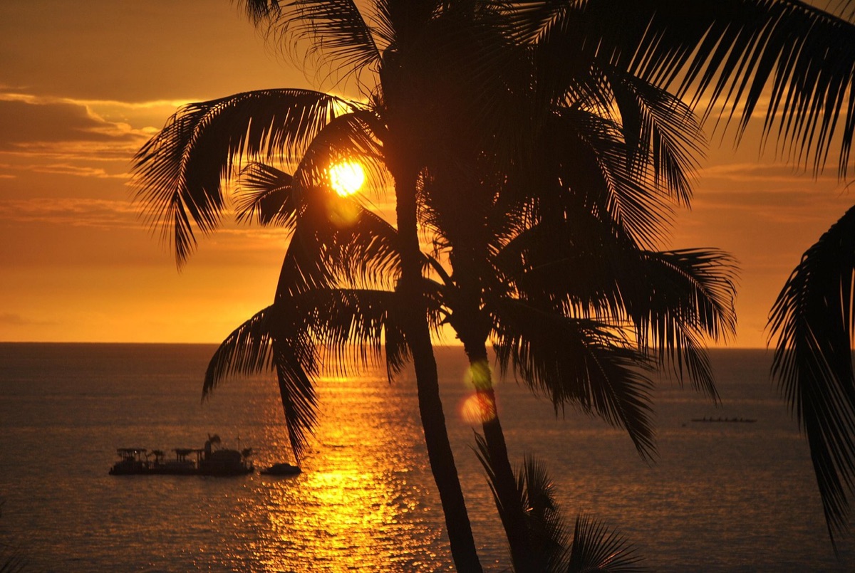 Soleil levant sur une plage hawaïenne
