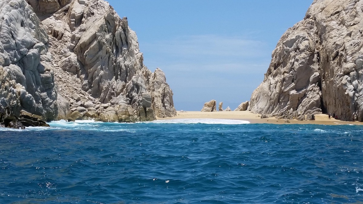 Playa tropical con arena blanca y agua azul