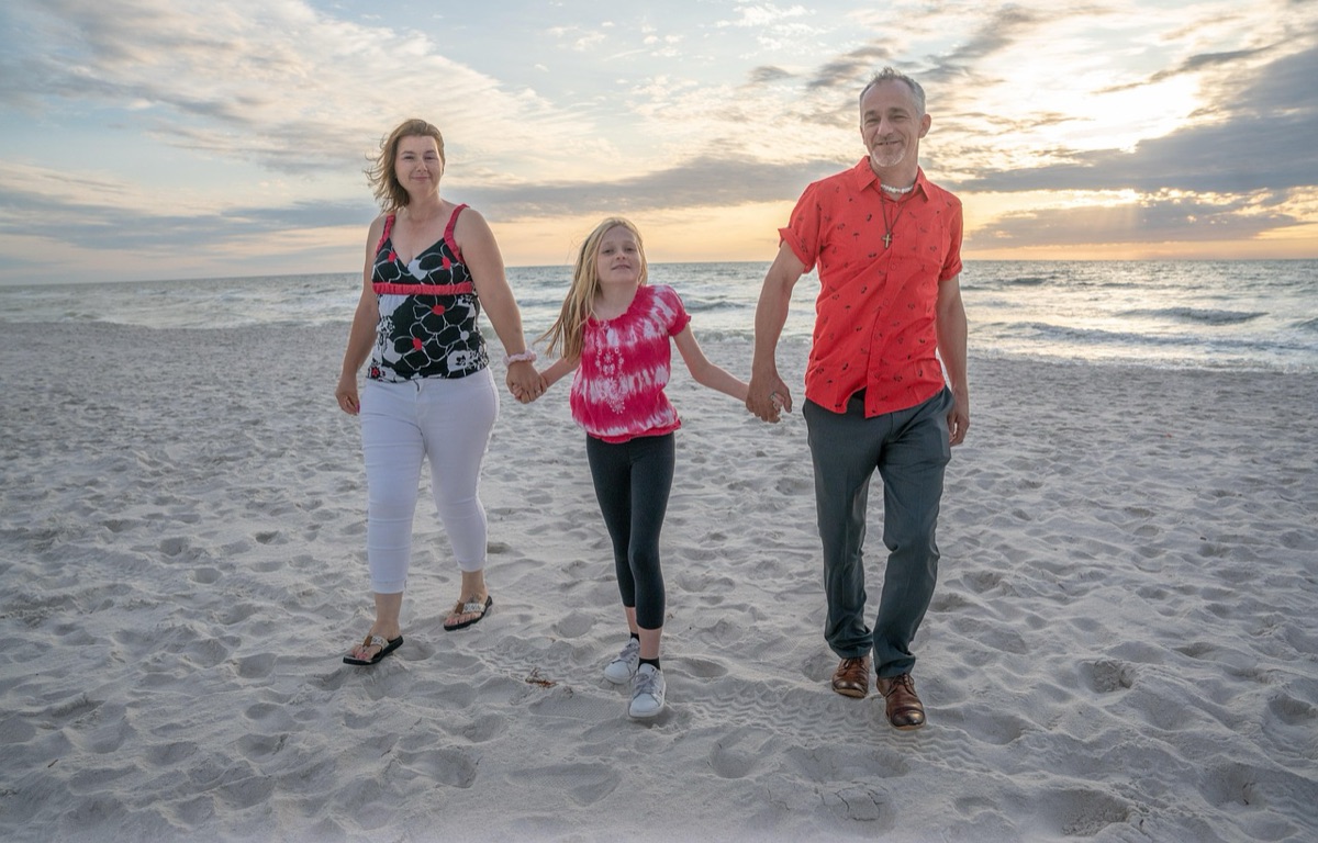 família brincando na praia hawaii