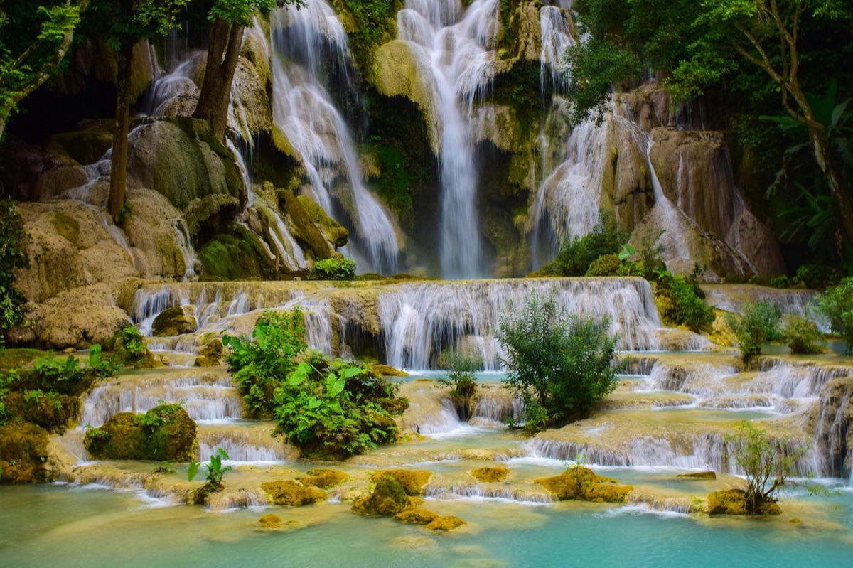 Familie bij een waterfall in Hawaii