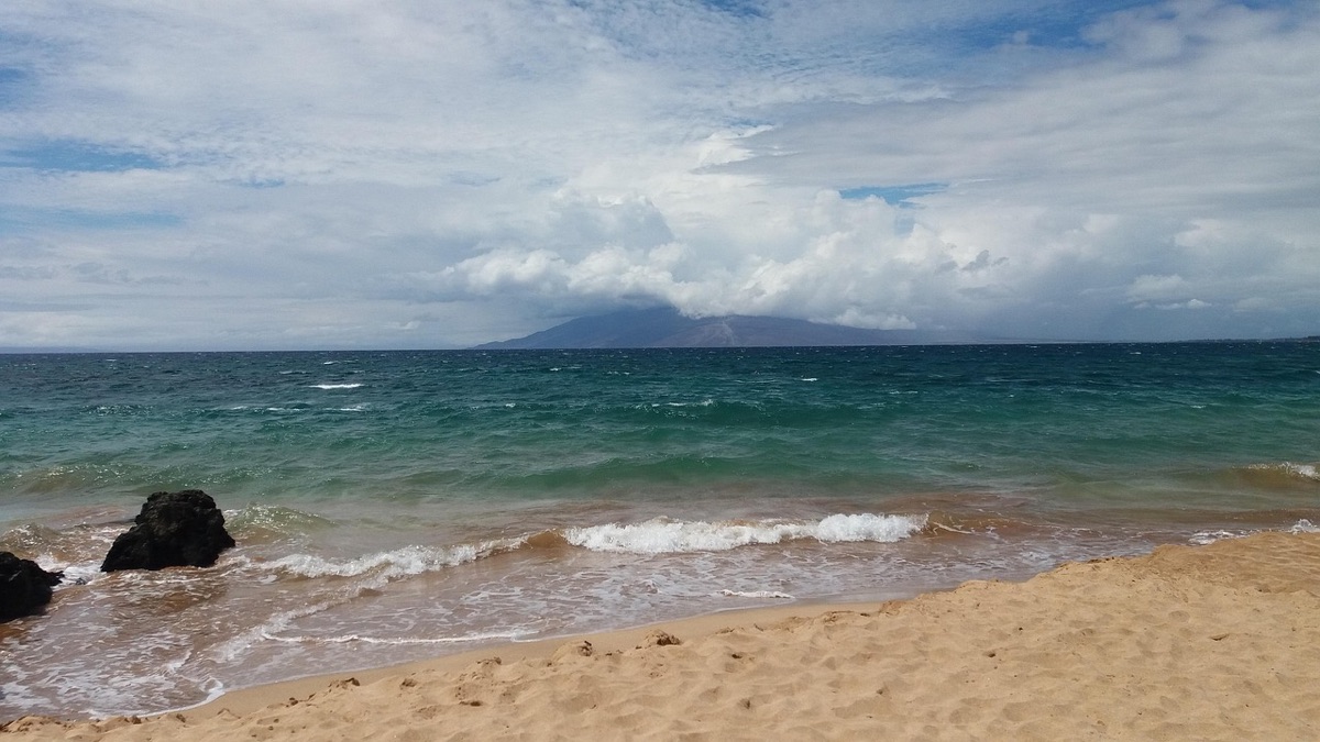 playa de hawaii con bote pequeño