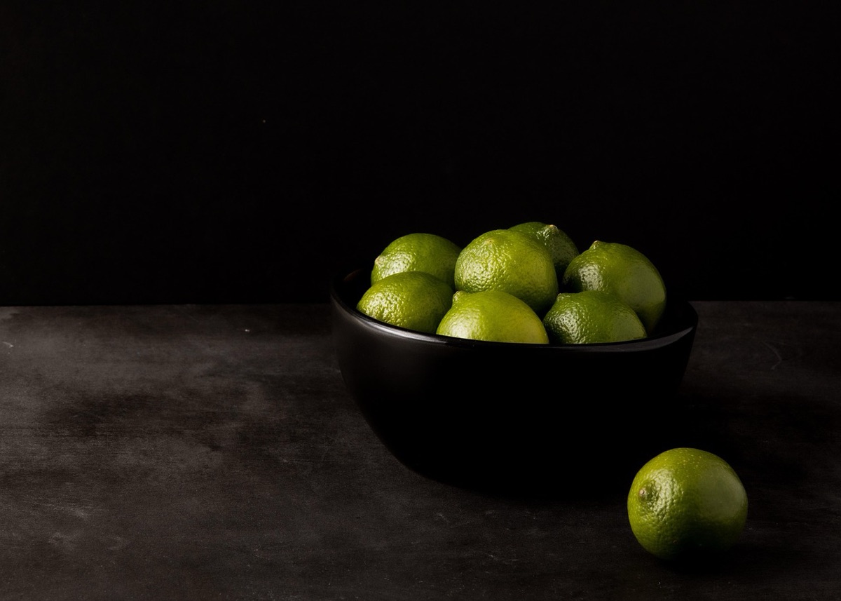 Frutas tropicais em prato branco