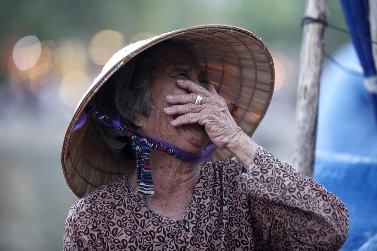 Un elder hawaïen portant un chapeau traditionnel