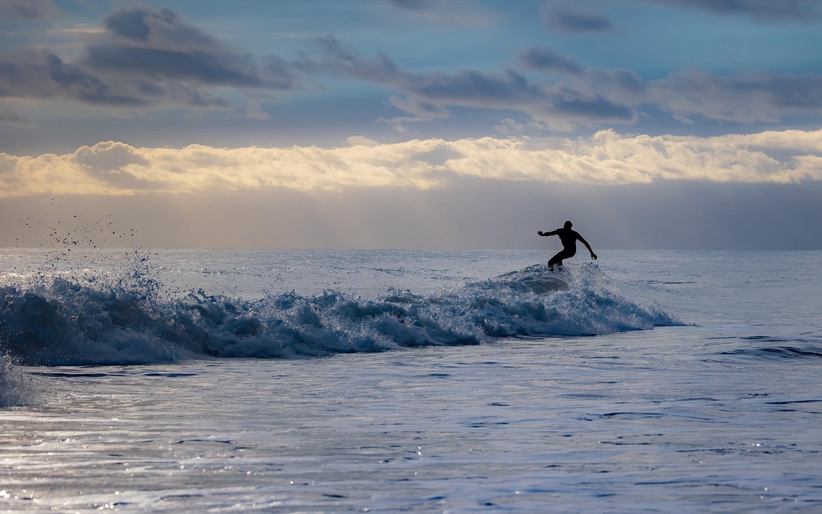 Un beach hawaiano con surfers