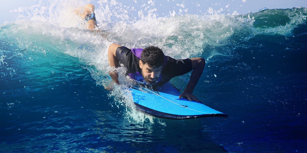 Un surfeur sur une planche à voile