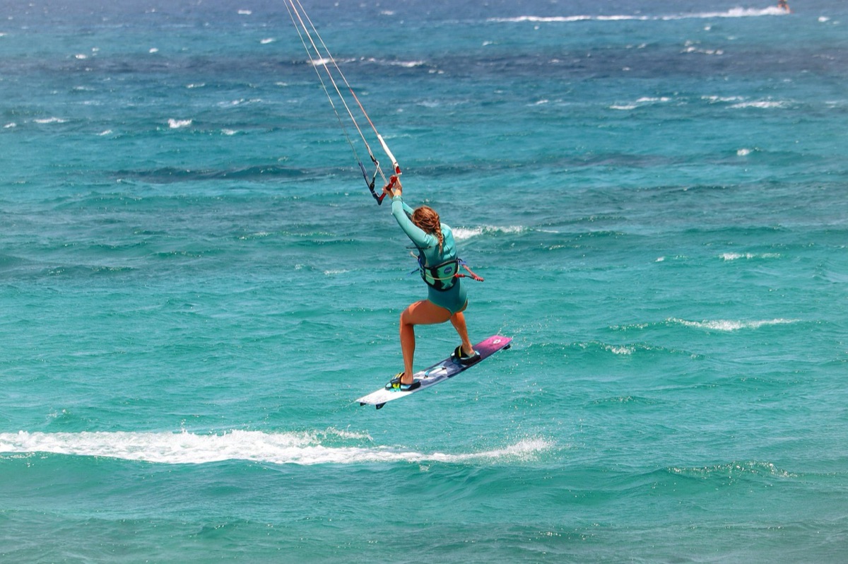 surfista em aula de surfe no hawaii