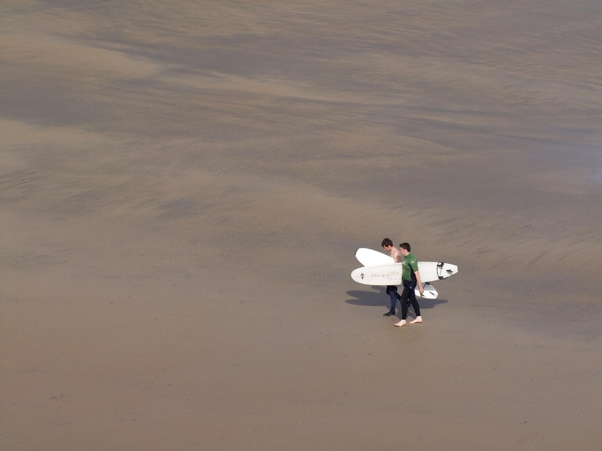 哈威島的活動推薦：海浪間的衝浪者