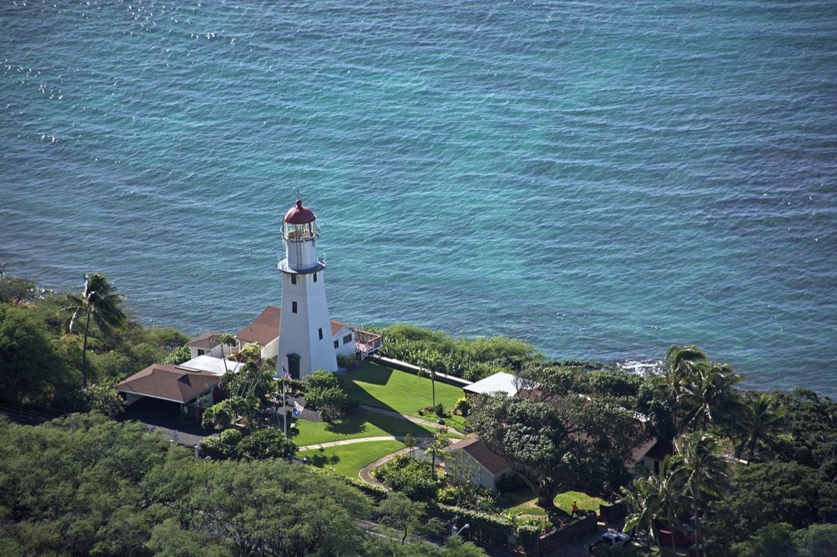 Hawaii island beach with nearby landmarks