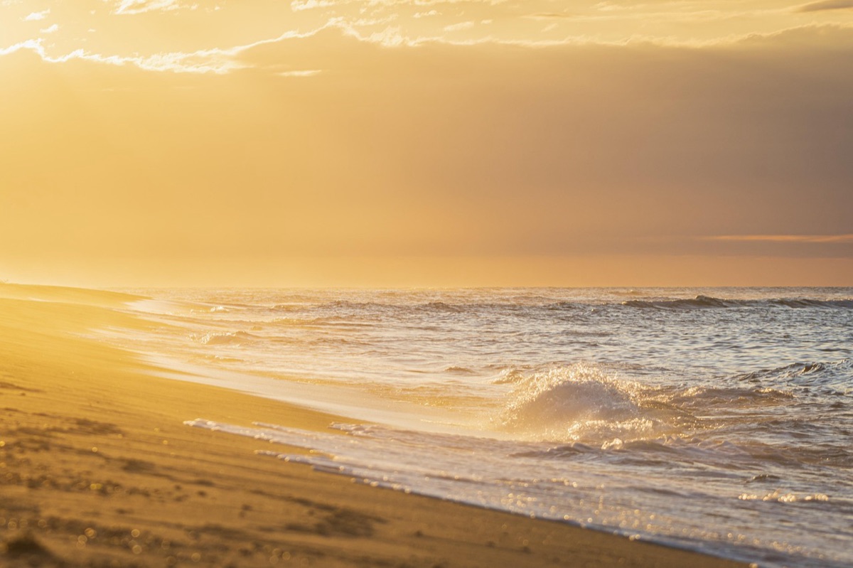 Une plage tropicale au coucher de soleil