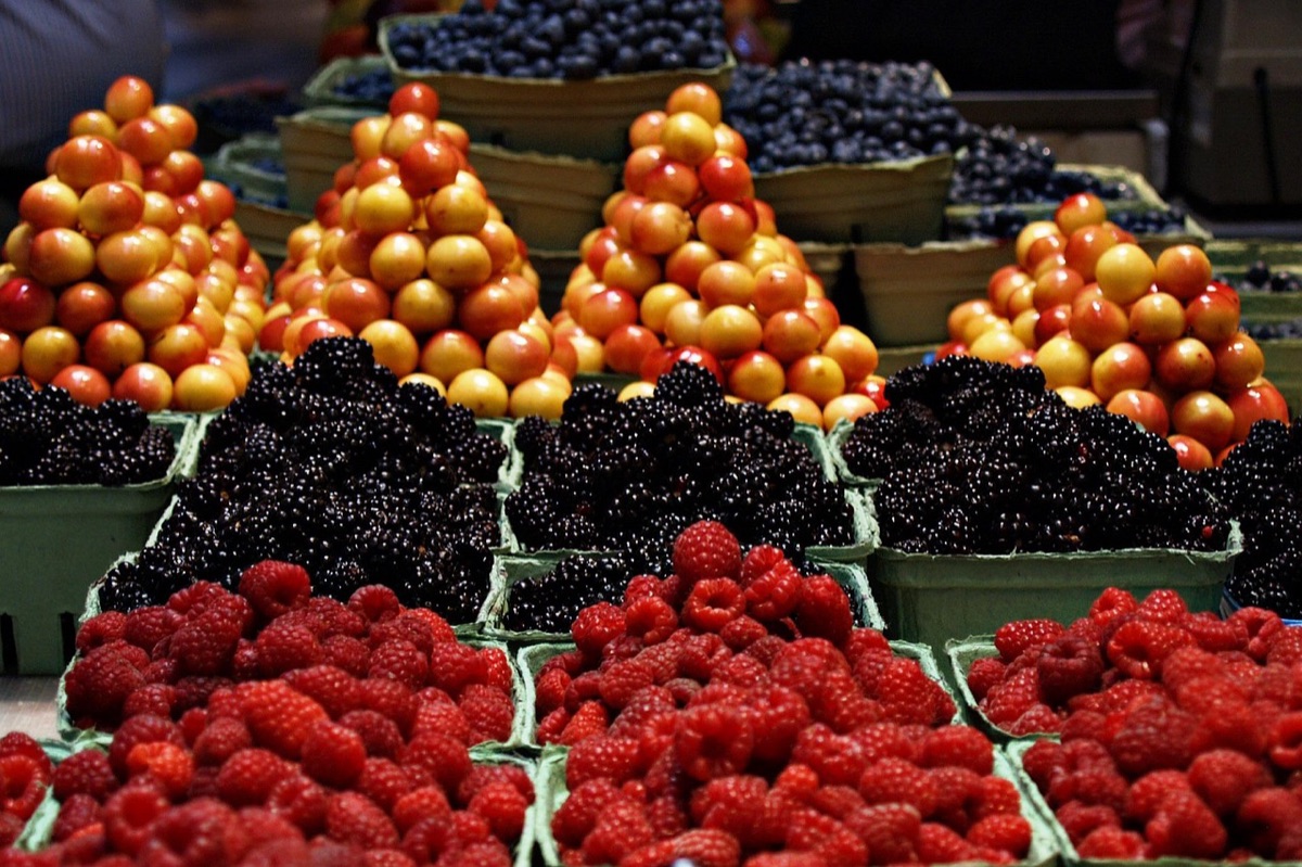 Hawaiian food market with fresh tropical fruits and local snacks