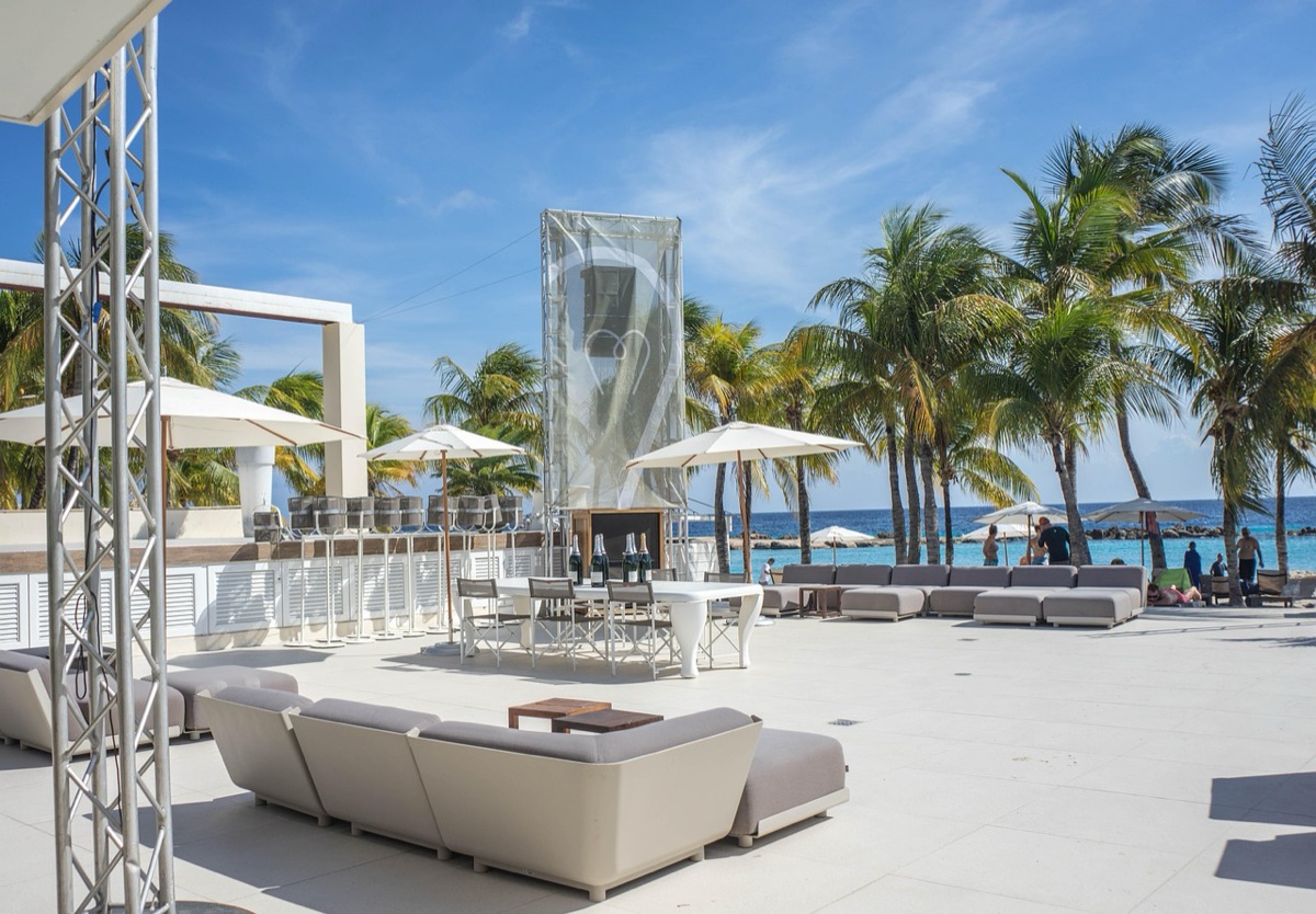 Tropisch strand met zand en palmboom