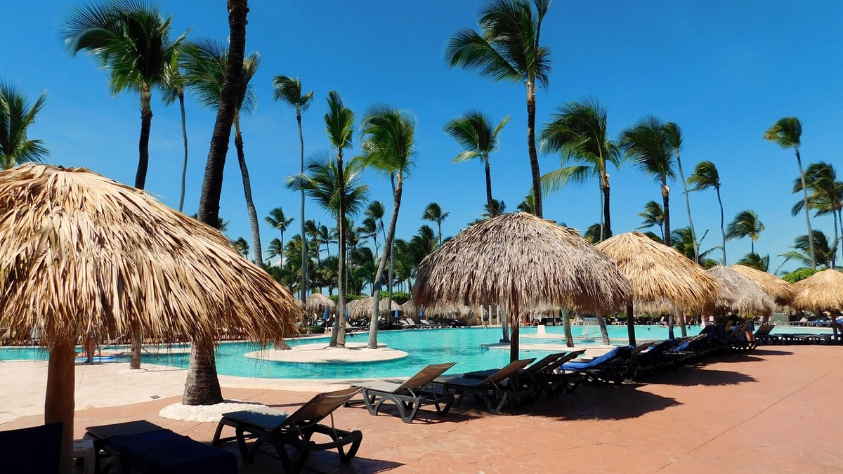 praia tropical com areia branca e água azul